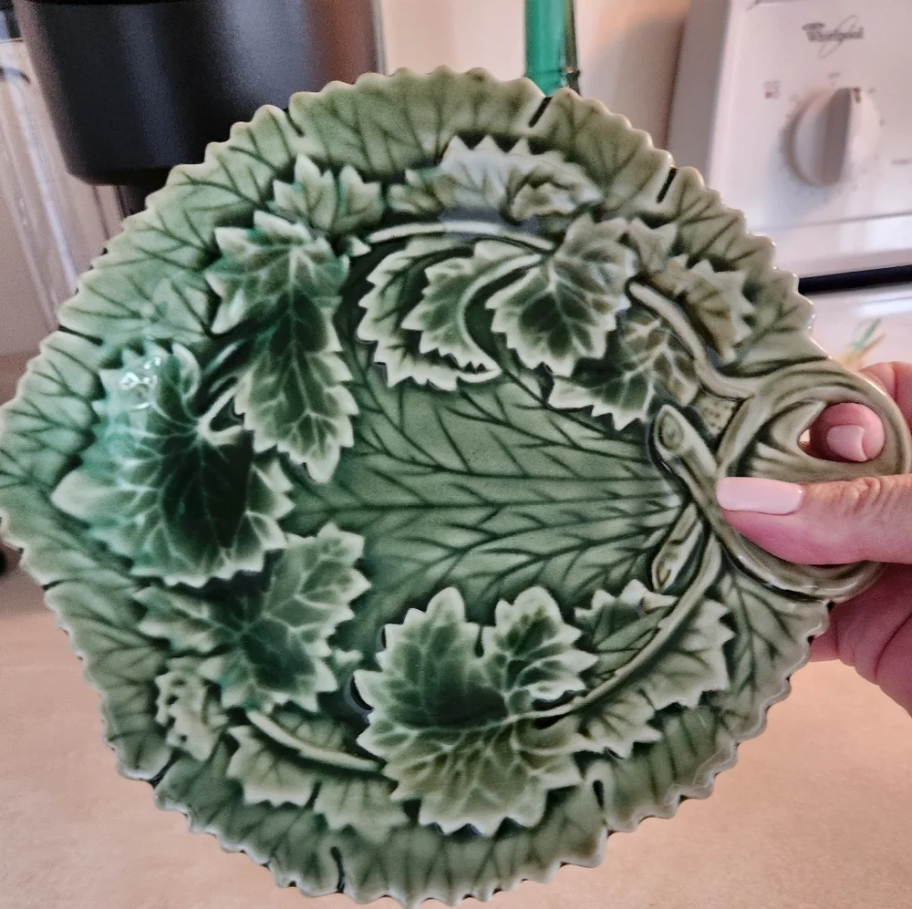 GREEN LEAF PLATE/DISH - Picture 2 of 3